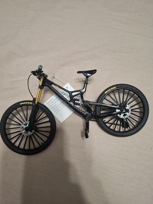 Bicicleta miniatura 1:6 Santa Cruz V10 customized