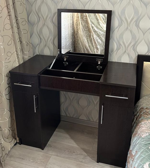 Продам туалетный столик