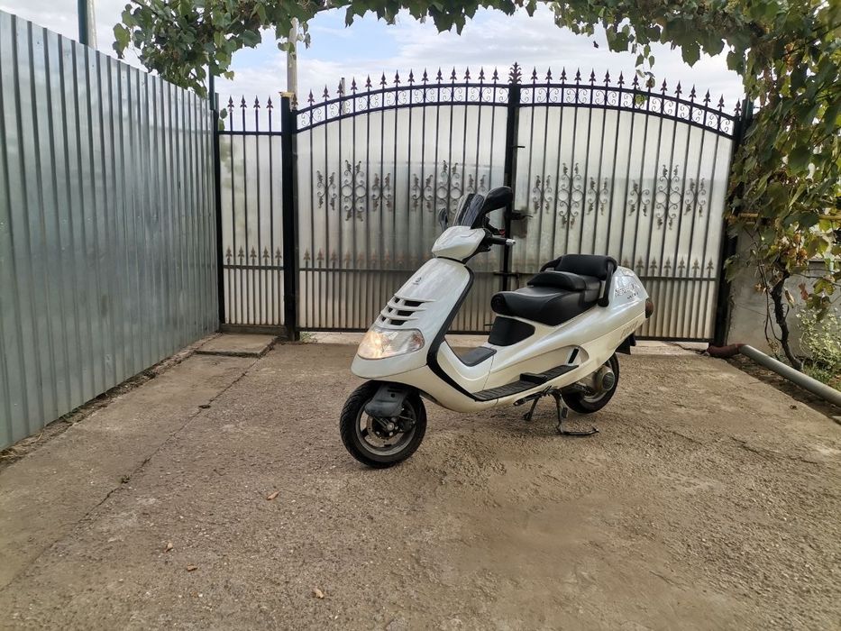 Scuter Piaggio Super Hexagon 125 cc 4 timpi – răcire cu apă – fiscal pe loc