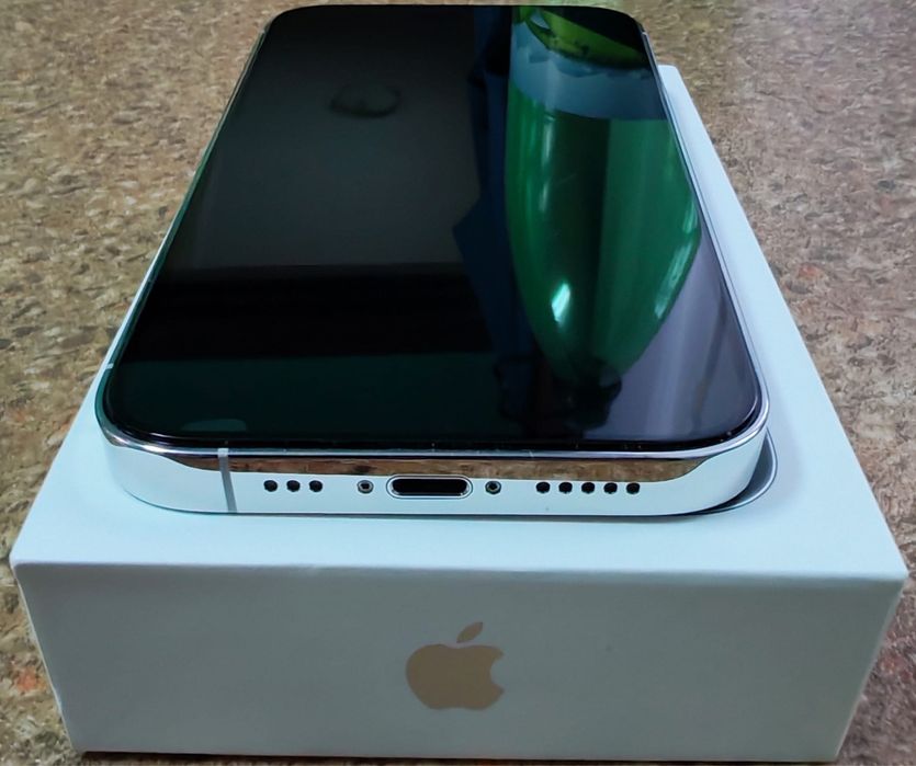 Vând iPhone 14 PRO alb, 256GB