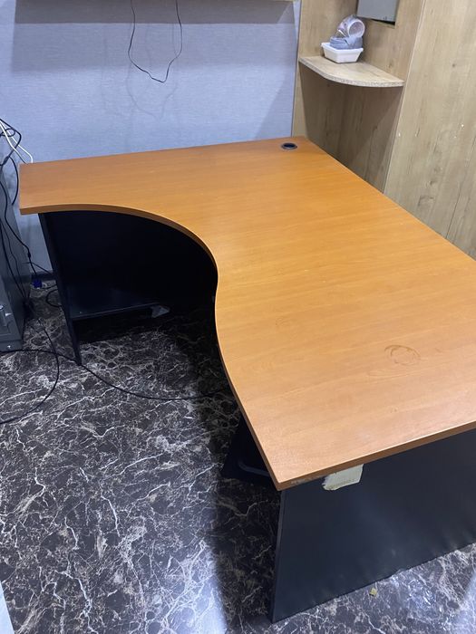 Продам стол офисный