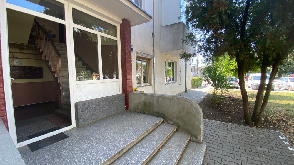 Vânzare apartament cu două camere, bloc de cărămidă, parter în bloc de 2 etaje, teren concesionat în față, adaptat pentru investiție sau locuință