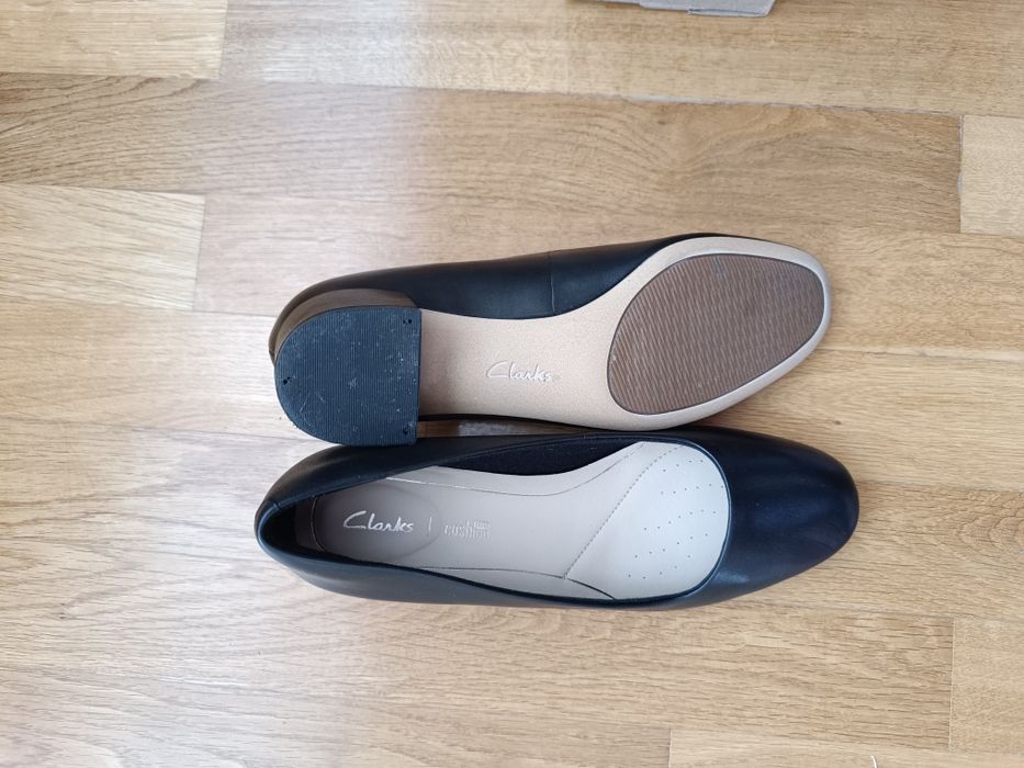 Черни обувки от естествена кожа Clarks