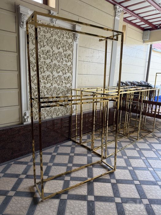 Продаем стоячие витрины золотистого цвета для магазинов одежды