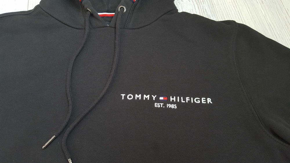 Памучен суичър Tommy Hilfiger в черно с качулка размер М