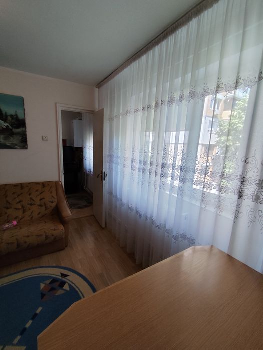 Vând apartament .