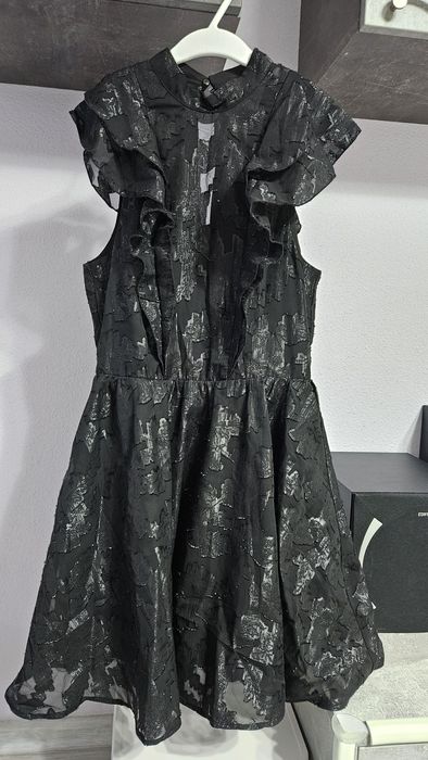 Блестяща черна рокля