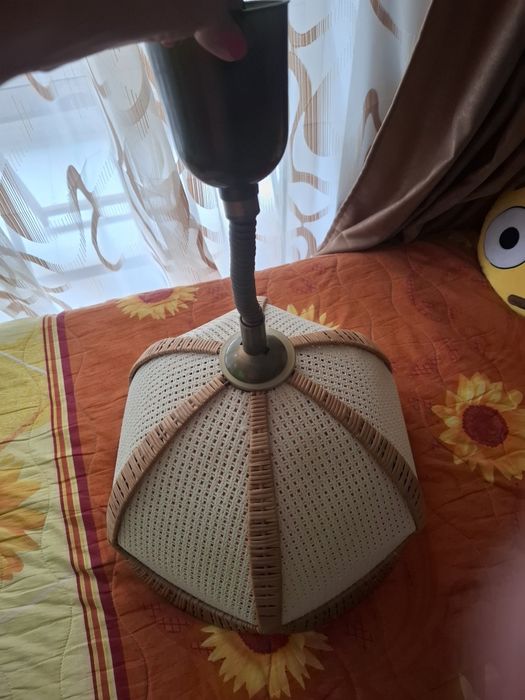 Лампион висящ от естествени материали с възможност за удължение.