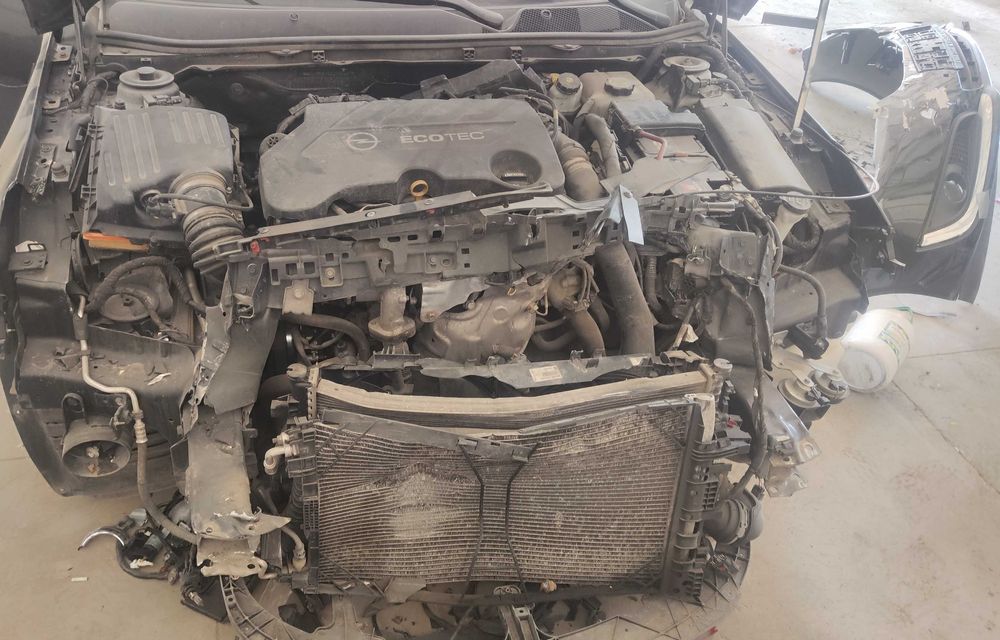 Опел Insignia CDTI 4x4 - блъсната отпред за части