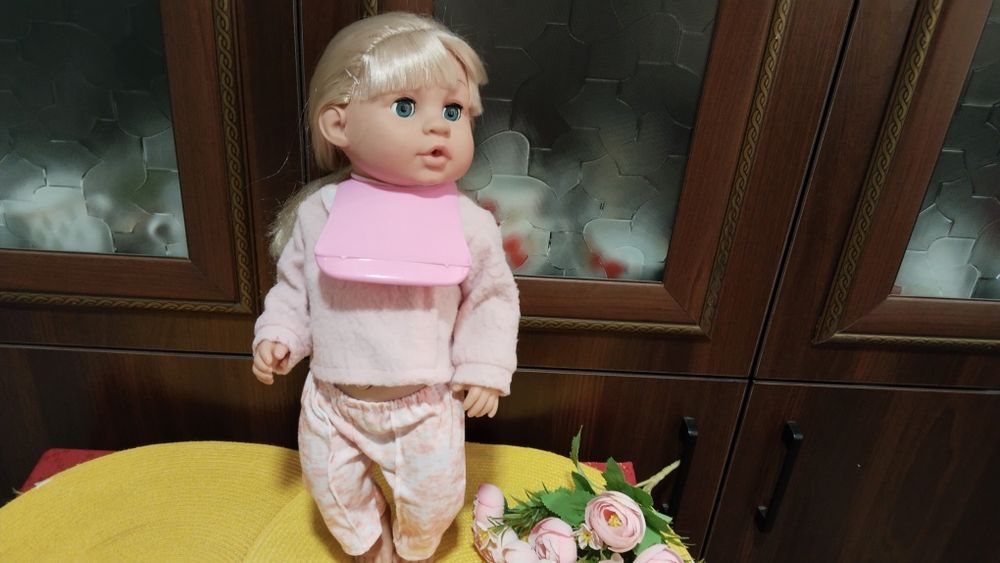 Кукла амадель.в отличном состоянии разговаривает  можно поить.и т д.