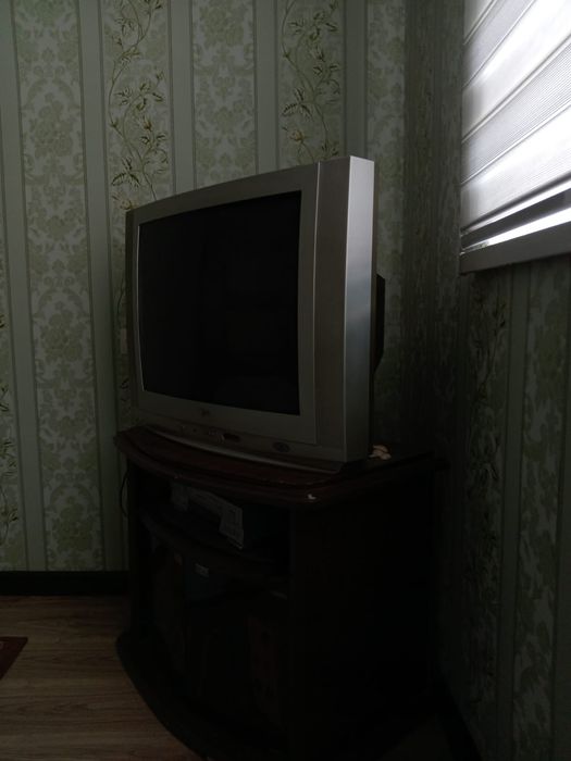 Телевизор с подставкой