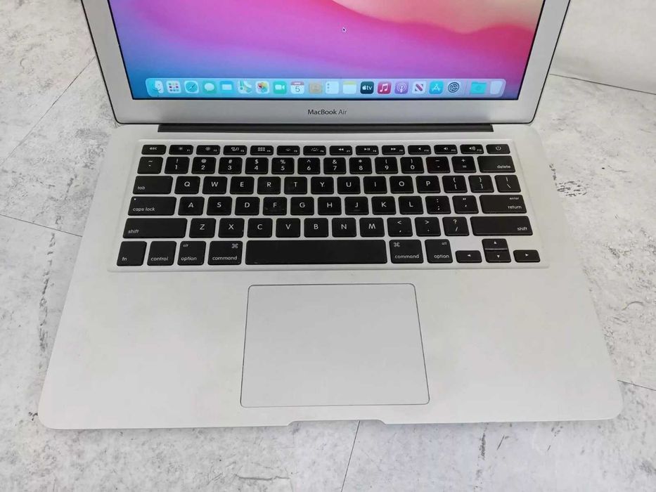Macbook Air 13" i5, 4 GB Ram, SSD 256 GB, taste luminate