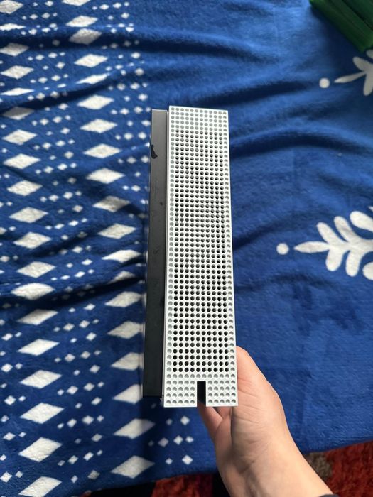 Xbox One S 1TB cu două manete și 20 jocuri