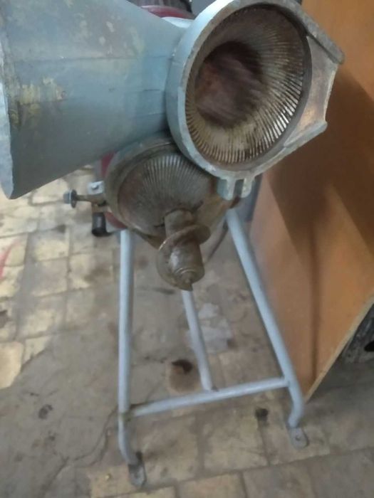 Дробилка сухарей, зерна. кукурузы, кормов для птиц, вторсырья и др.