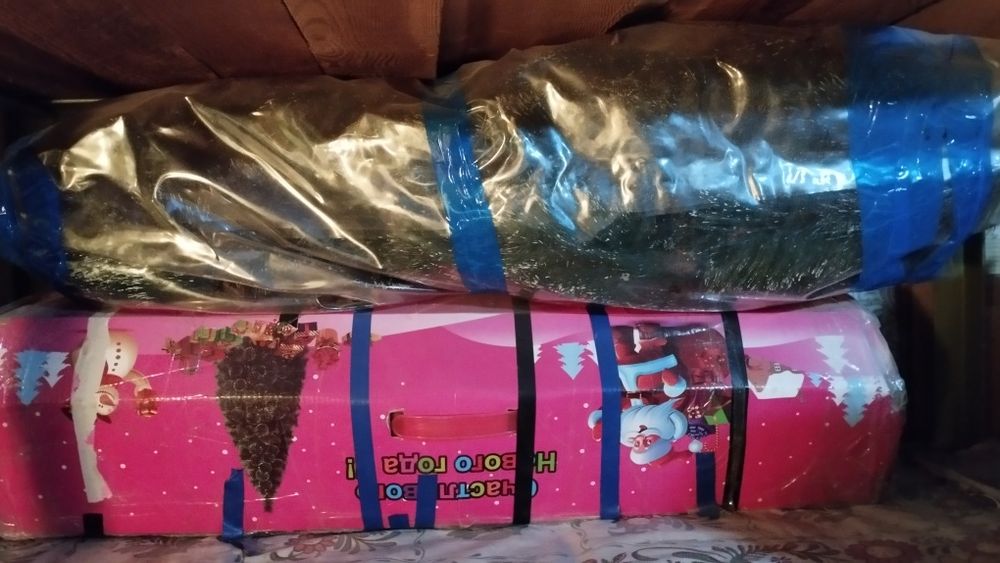 Ёлка два метра ,с игрушками и мишурой.