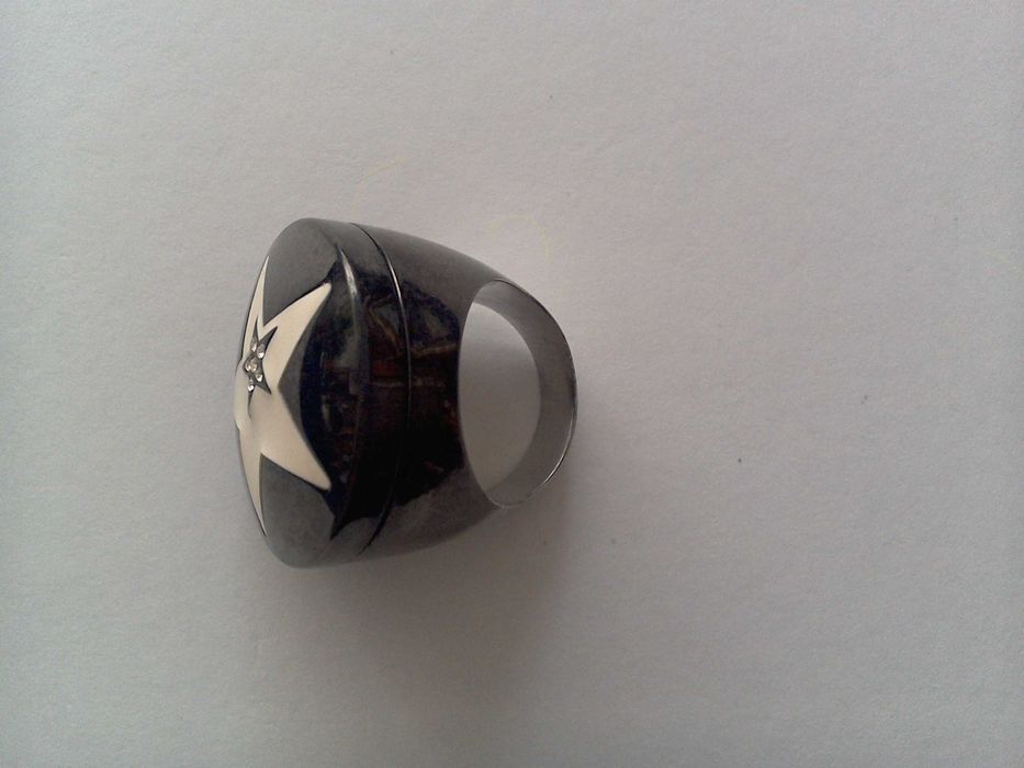 Inel deosebit - cameră secretă - fard - tantal, email, diamante