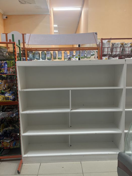 продается белая полка для дома или продуктвого магазина