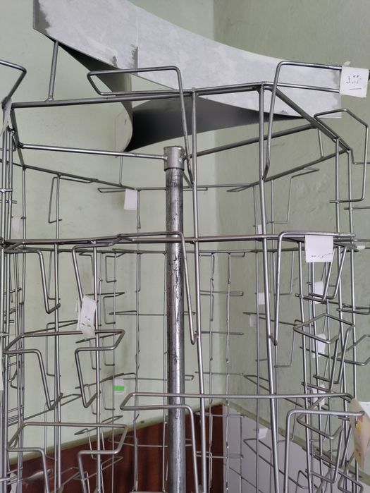 Продавам метален въртящ стелаж за картички вис.160см.шир.50см.