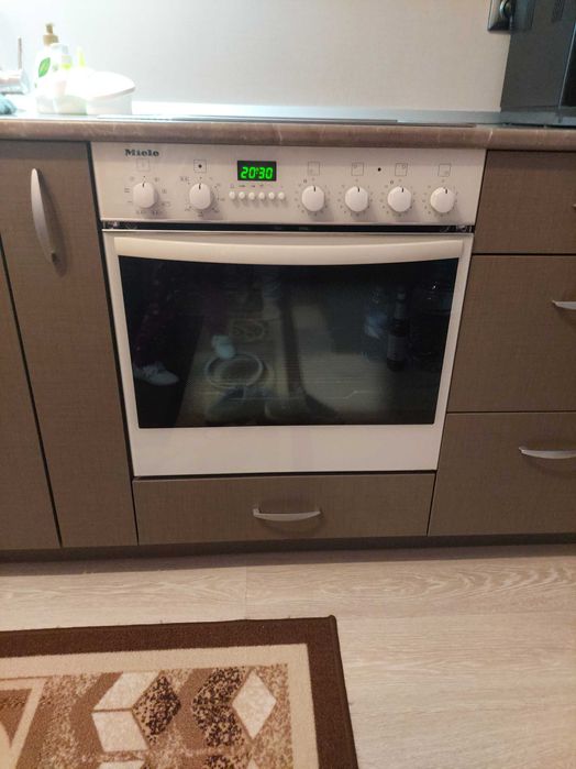 Фурна с котлони за вграждане Miele