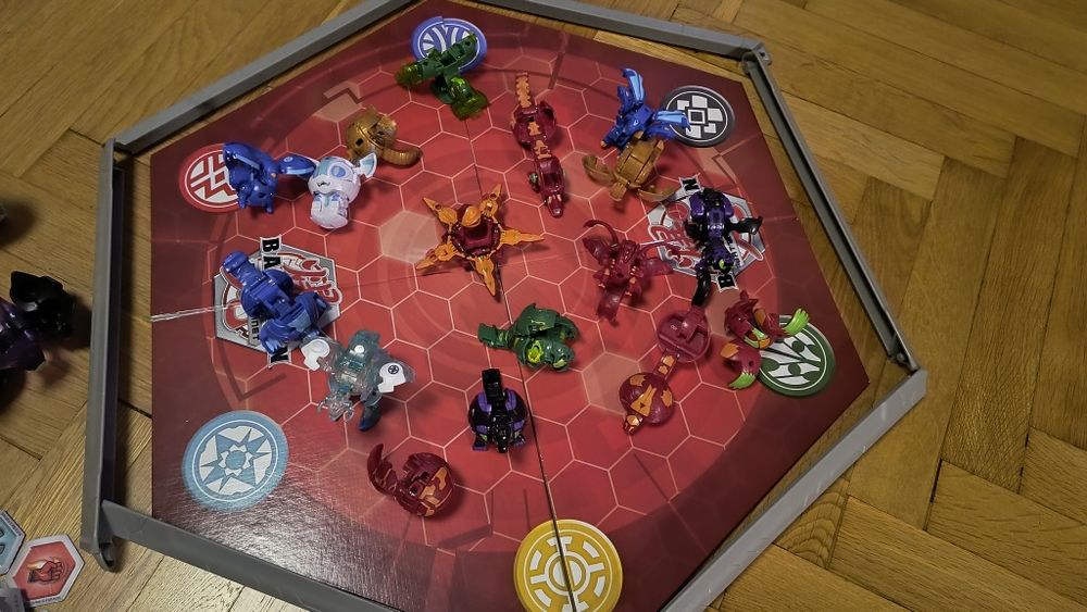 Топчета Бакуган с арена и карти