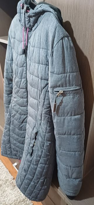 Vand geaca iarna dama stare foarte buna calduroasa culoare gri maine L