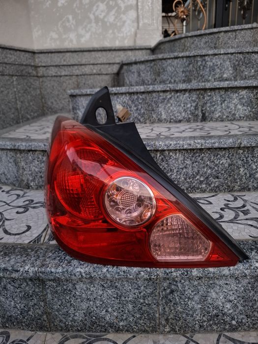 Nissan tiida orqa fara