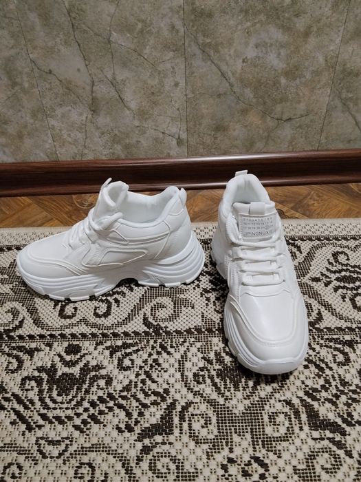 Женские кроссовки