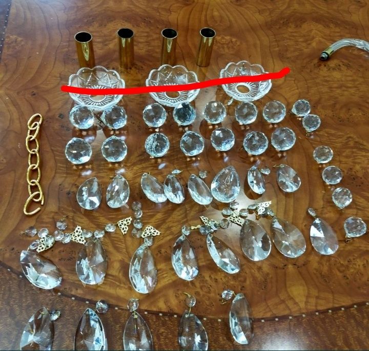 Запасные детали к хрустальной люстры.