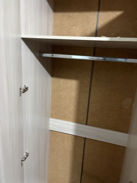 Продам стол и шкаф