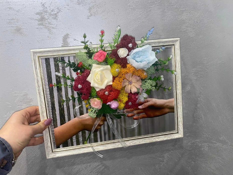 Букет от скандинавски мъх и пъстри цветя