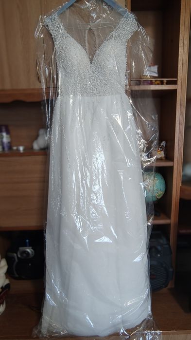 Rochie de mireasă mărimea S, cu voal lung și crinolină
