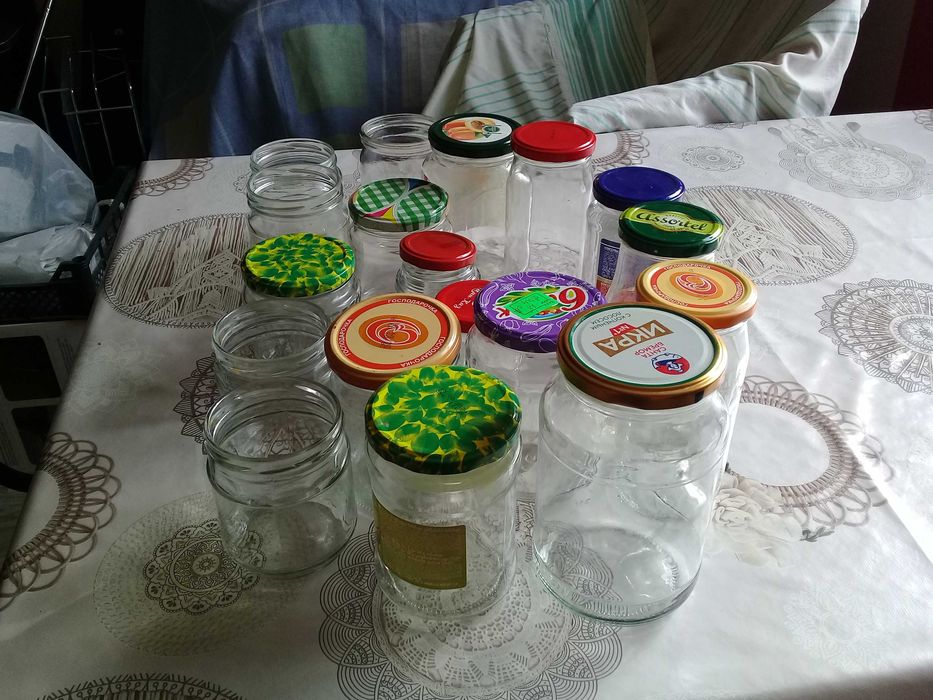 Продам  стеклянные банки от 0,2л  до 2-х литровых, винтовые с крышками