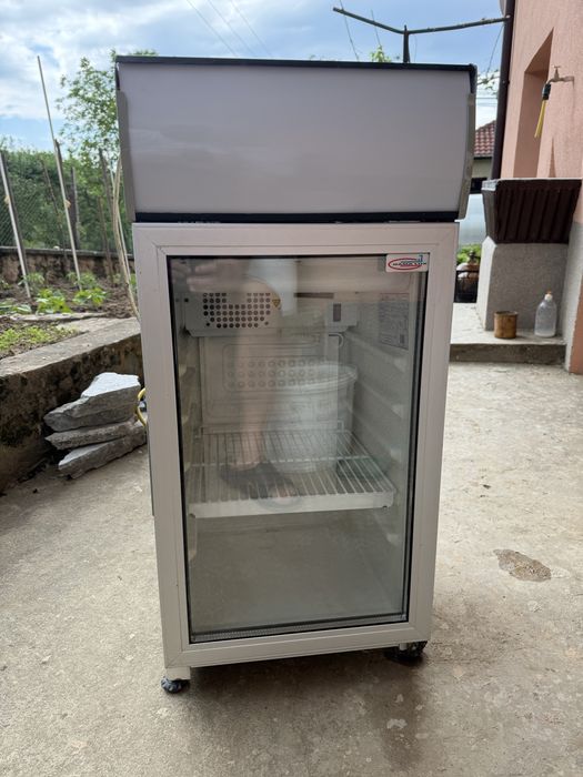 Продавам мини хладилна витрина. Размерите са.