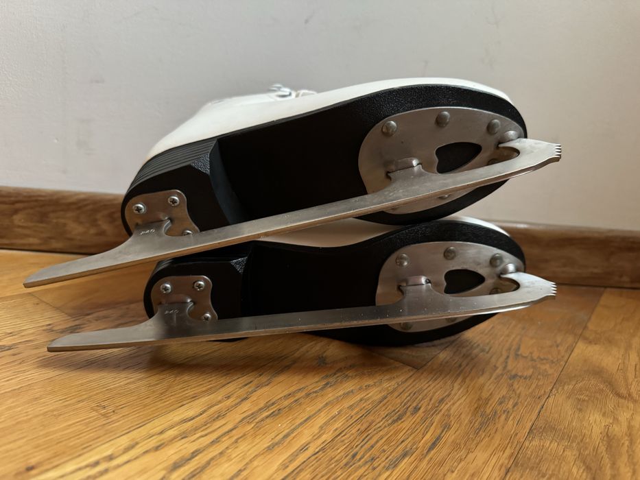 Фигурные коньки 38 р + сумка