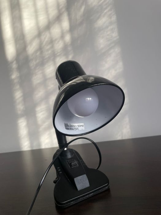 Лампа с щипка много практична и удобна
