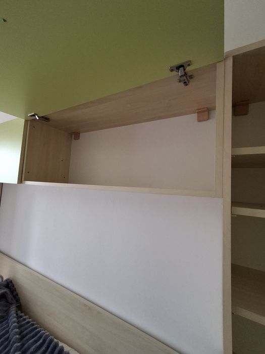 Set dulapuri suspendate deasupra patului