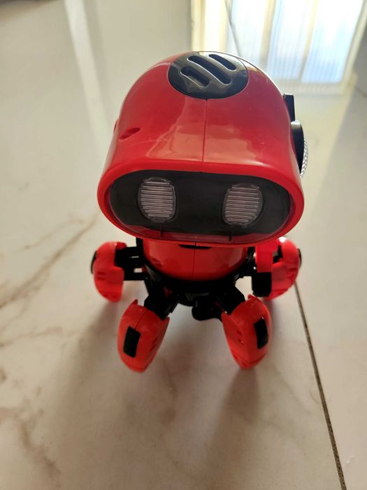 Танцуващ и пеещ робот