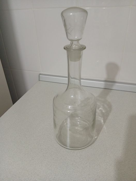 Продам стеклянный графин для вина