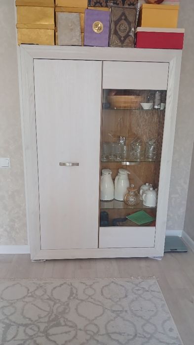 Продам срочно недорого витрину  для посуды