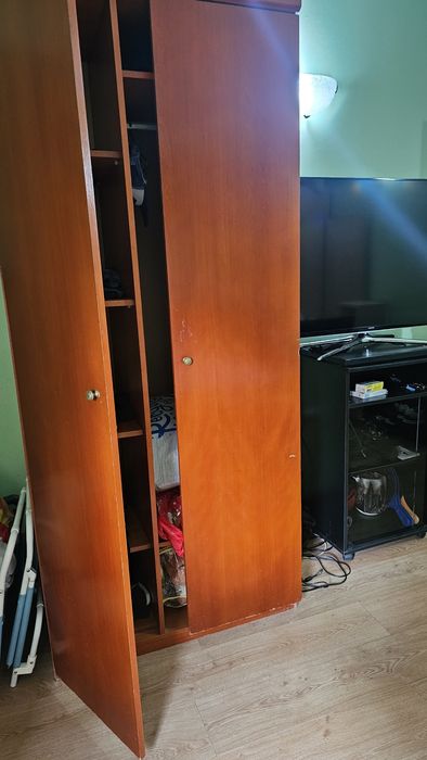 Двукрилен гардероб