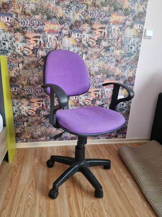 Стол на колелца с облегалка