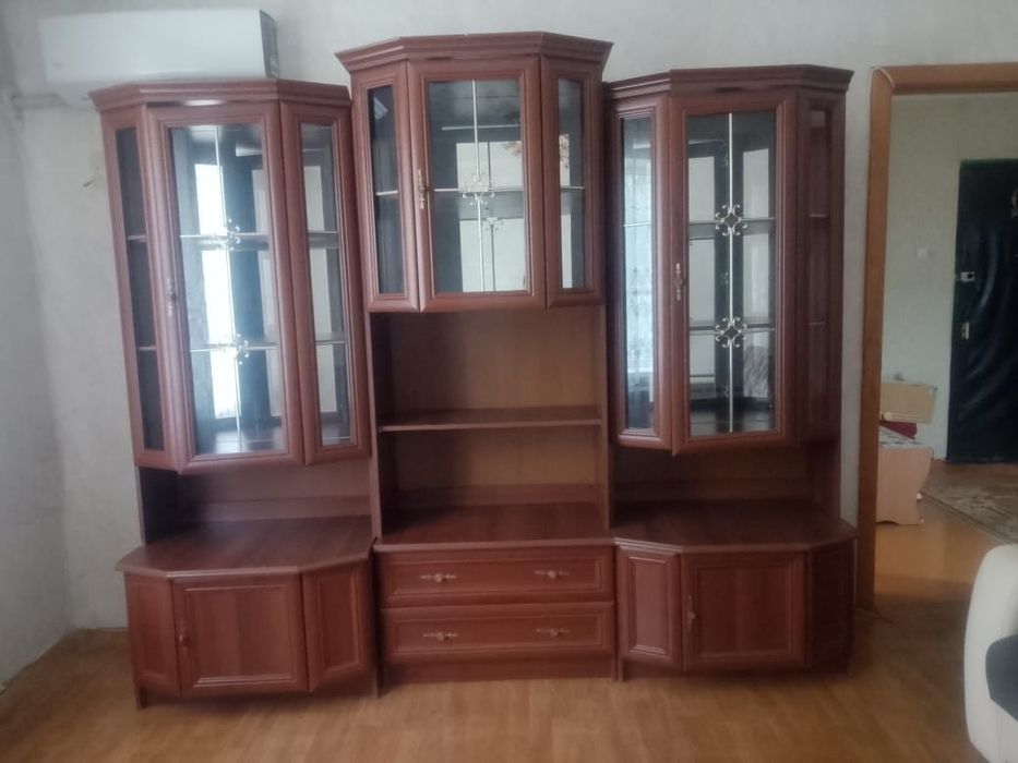 Продам сервант в отличном состоянии.