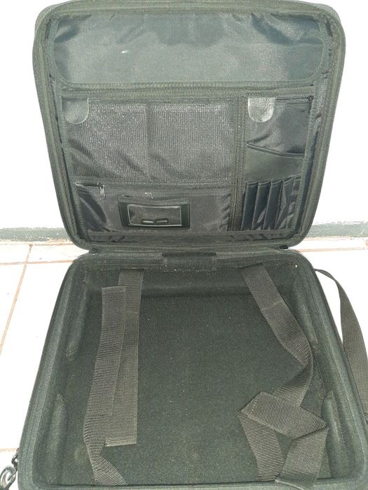 Vând geantă de laptop second-hand