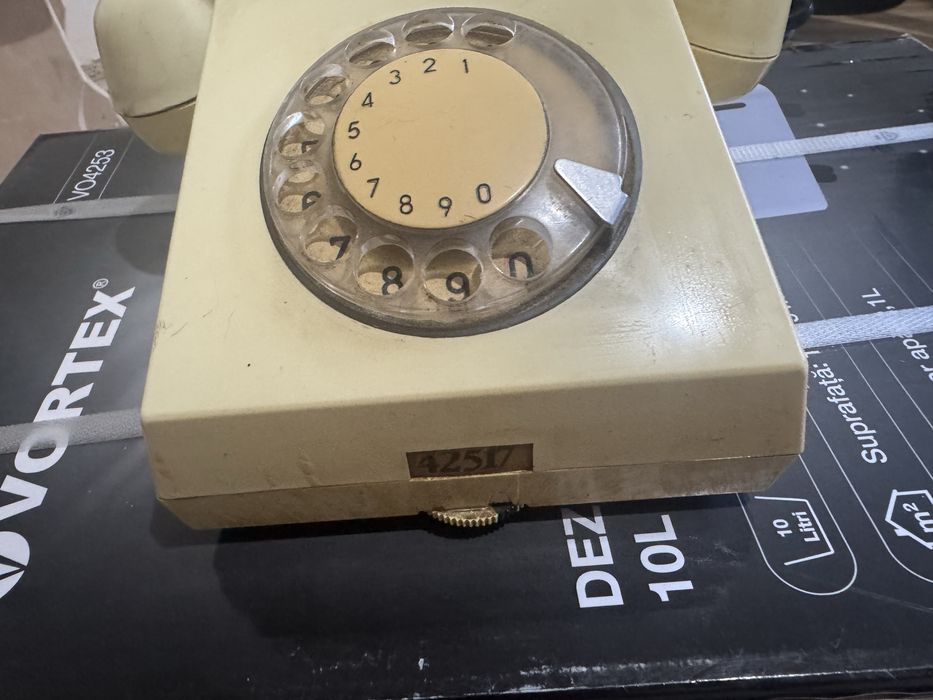 Vand 2 telefoane vechi cu disc