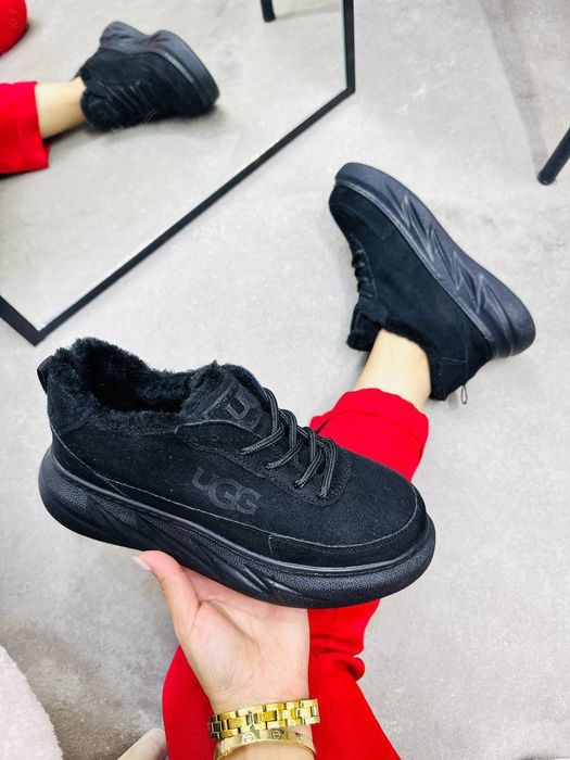 Ugg-,uri și adidasi