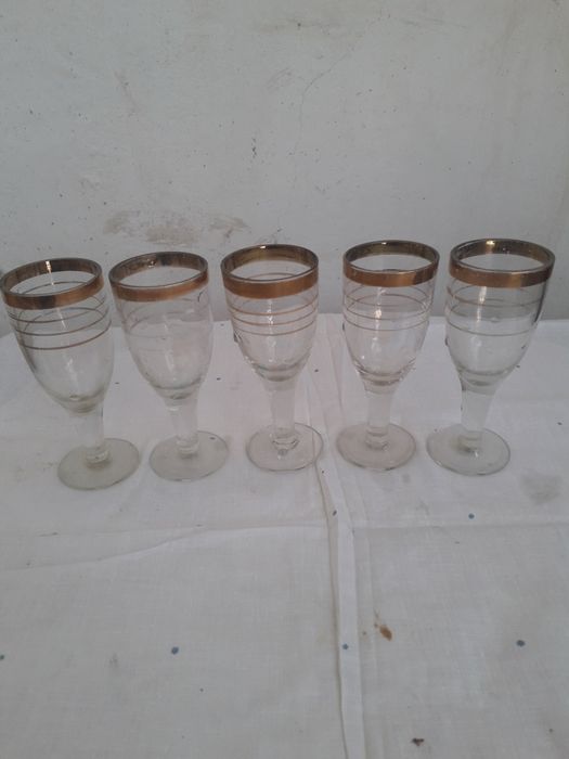 Стеклянные вазы  и рюмки,фужеры.