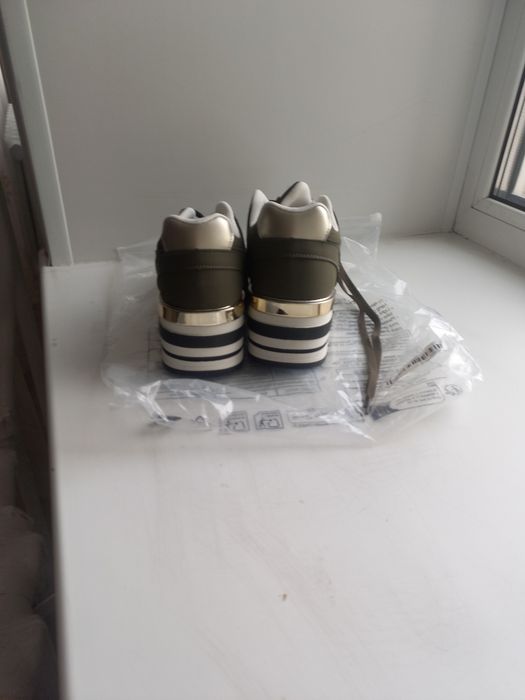 Продам женские кроссовки