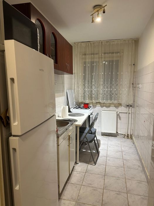 Închiriez apartament cu 2 camere