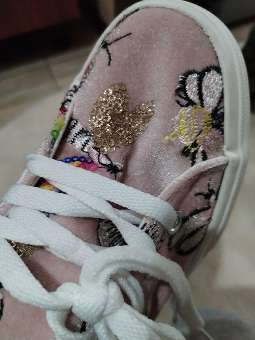 Tenisi cu broderie si paiete
