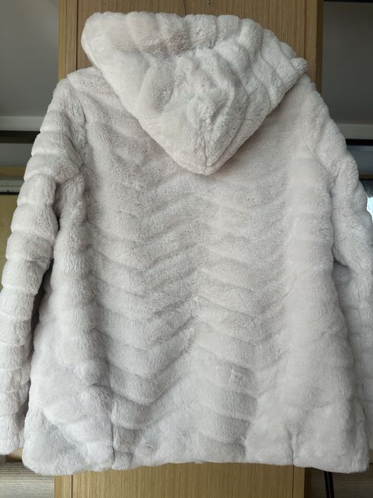 Пухкаво бежово палто